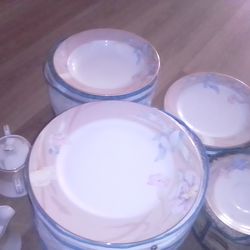 Mikasa Fine China L9043 Set – 40+ Pieces – Floral Platinum Trim – Japan