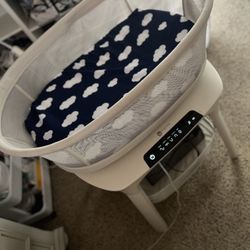 4 Moms mamaRoo sleep bassinet