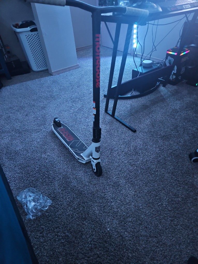 Mongoose Rise 100 Scooter