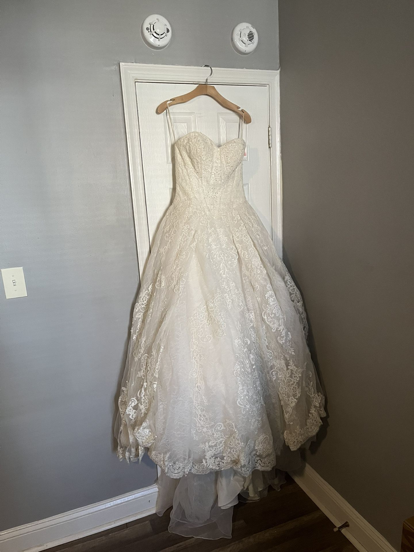 Oleg Cassini Ballgown - Ivory Size 6/ Garment Bag