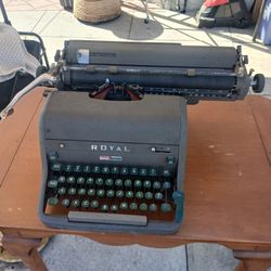 Vintage RARE Royal Manual Heavy Duty Typewriter 