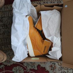 New REEBOK  Resonator 9.5 