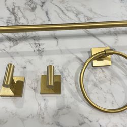 Gold bathroom accessory set