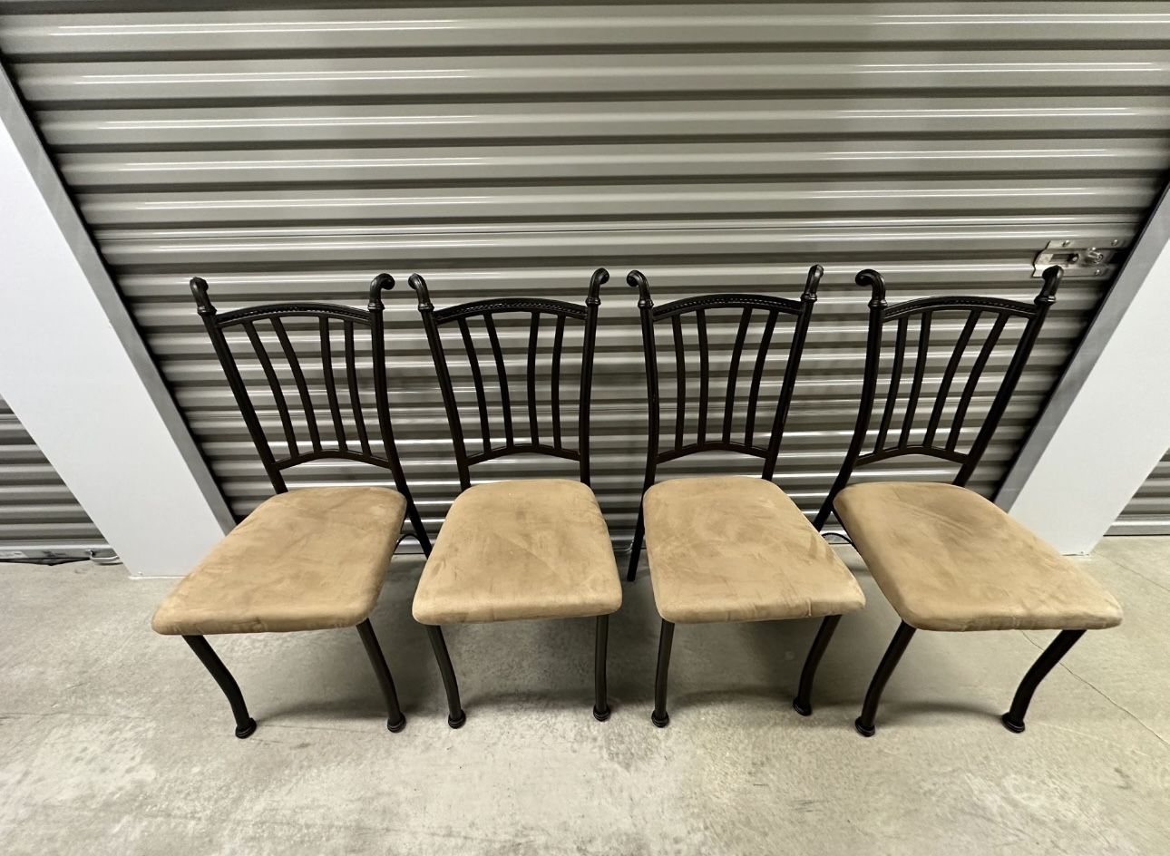 Round Table And 4 Chairs 