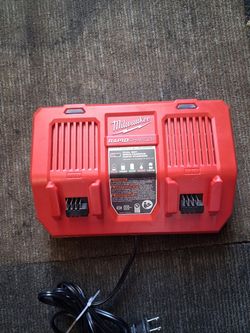 Milwaukee M18 18-Volt Lithium-Ion Dual Bay Rapid Battery Charger