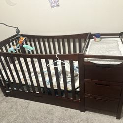 Baby CRIB with Lounge Table