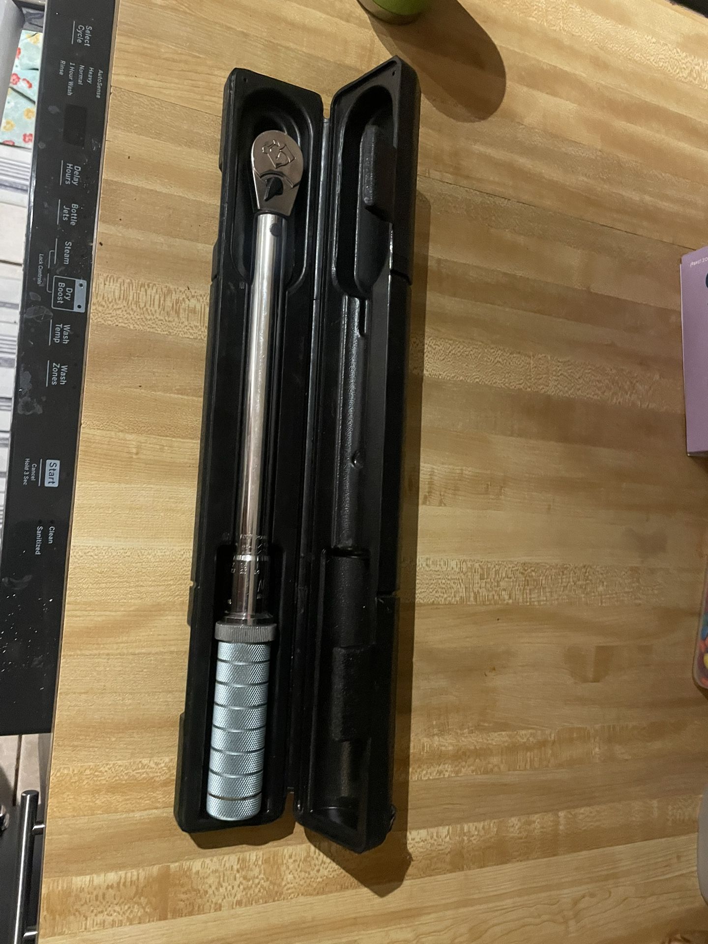 ARMSTRONG TOOLS 64-046 3/8" DRIVE SIZE, 10 - 100 FT./LBS. TORQUE RANGE, 0.5 FT./LBS. INCREMENTS TORQUE WRENCH