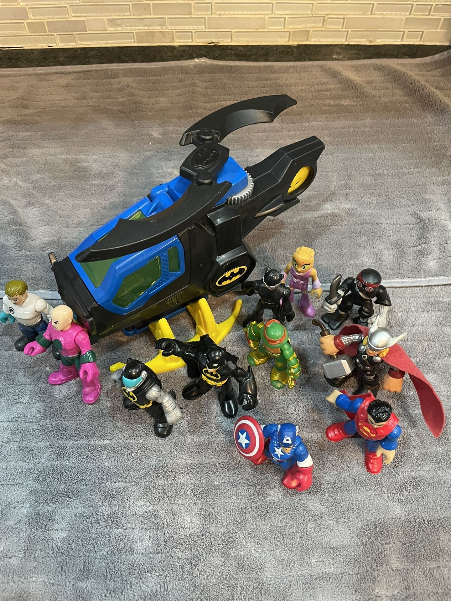 Imagenix Batman Helicopter And Super Hero Action Figures
