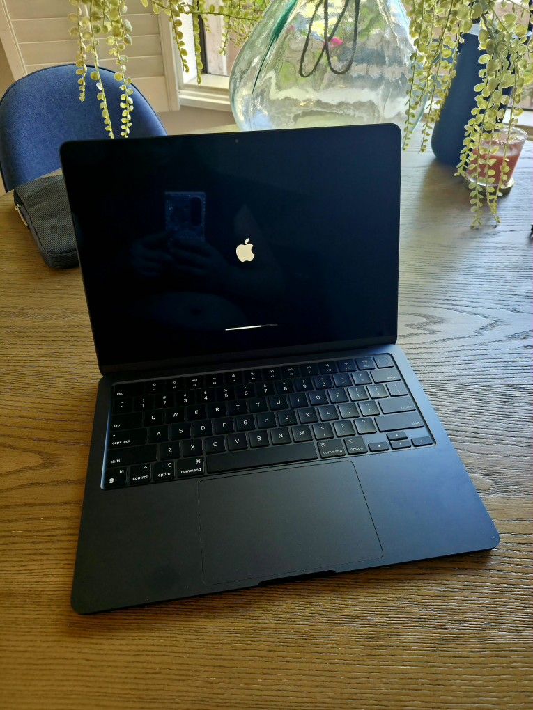 Macbook Air 13'6 M2 8GB Ram, 512 GB SSD Midnight