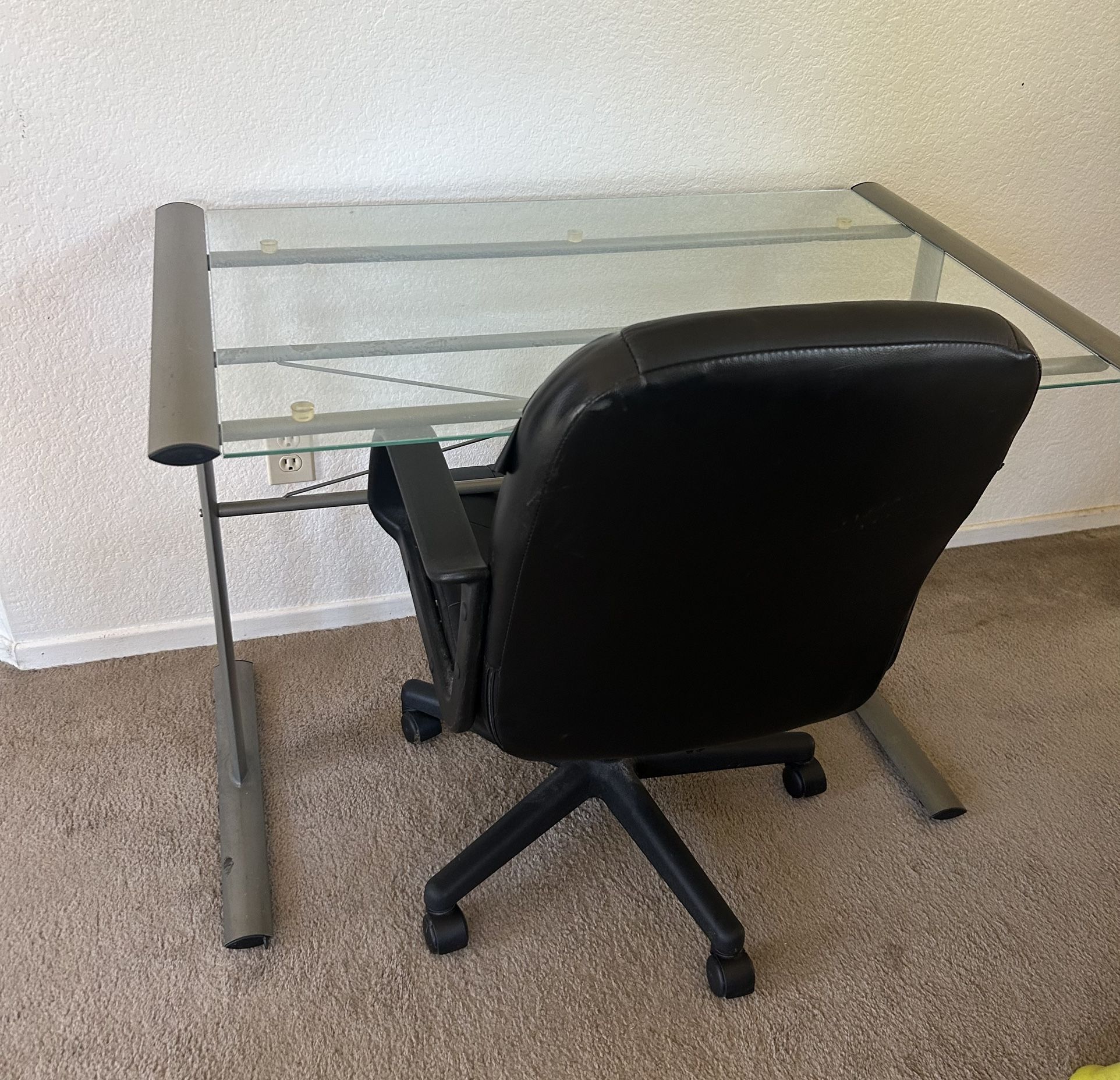 Tempered Glass Desk (free chair) 41”Wx24”Dx29,5”H In Excellent Condition 