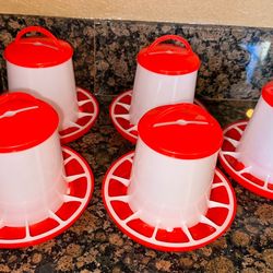 Comedero y Bebedero  $5 cada uno