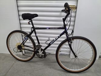 GIANT HYBRID BIKE 21 SPEEDS TIRE 26 SIZE M