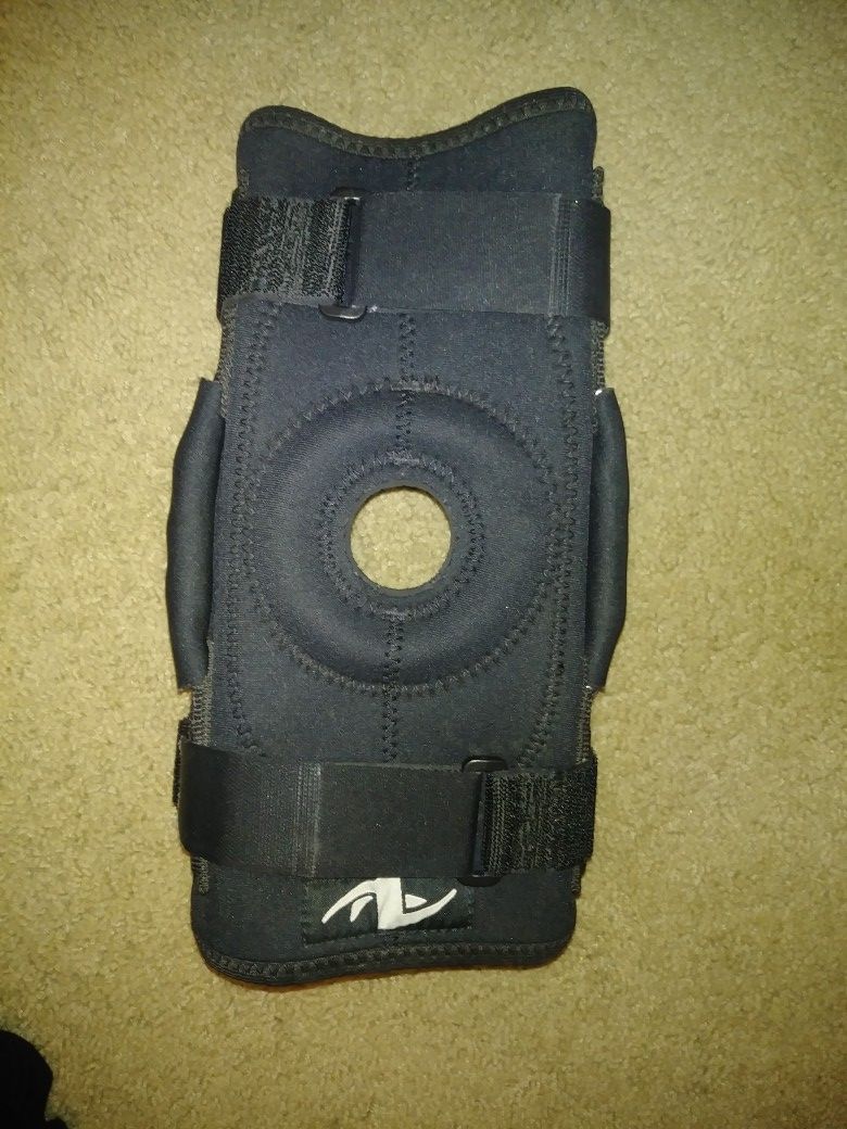 Like new medical knee brace. 25$ paid over 150 for it.