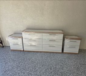 Dresser And 2 Nightstands  - Cómoda y 2 Mesitas de noche