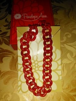Collar rojo muy hermoso.