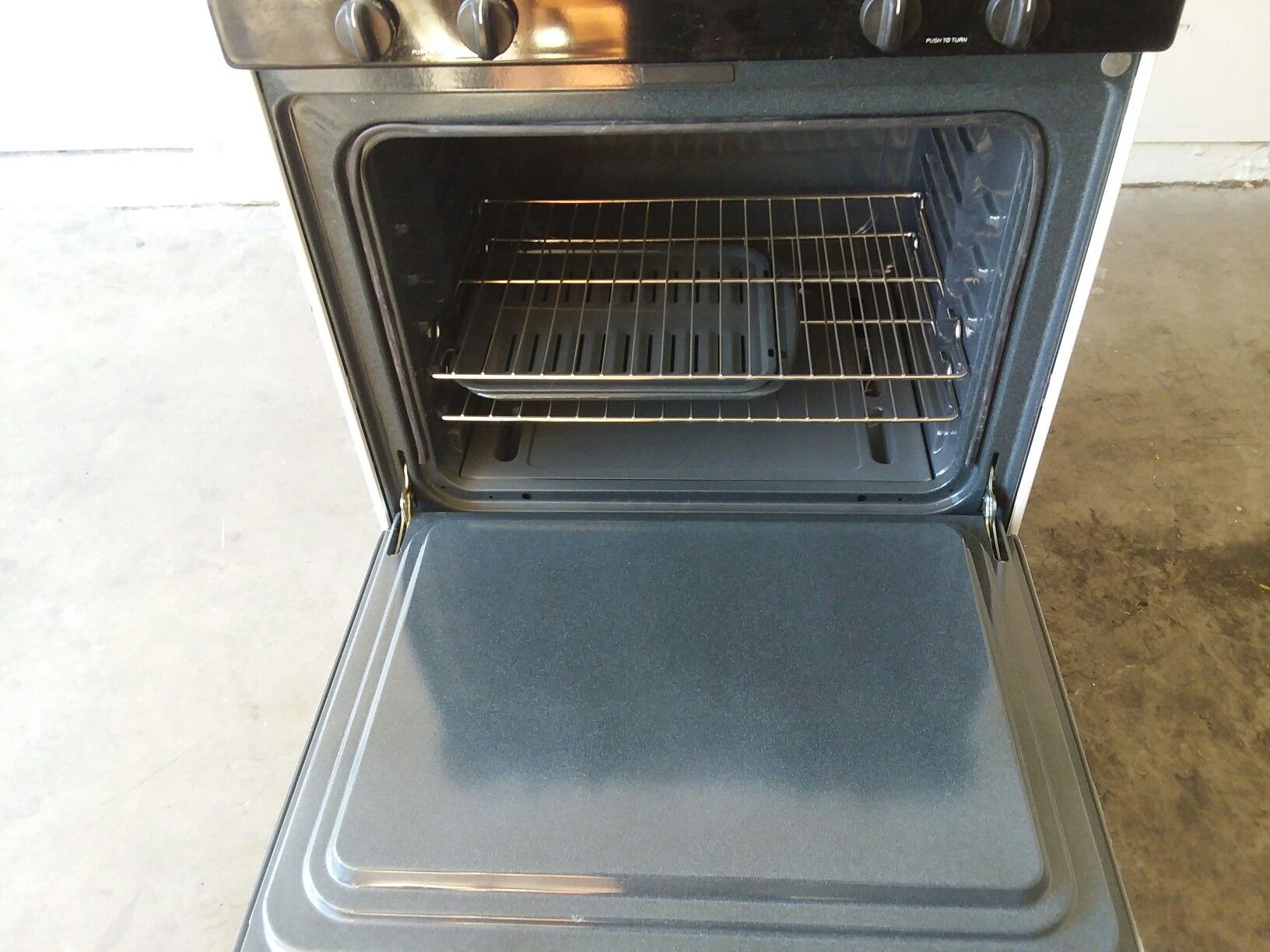 Nice Whirlpool Super Capacity 465 Gas Stove for Sale in Las Vegas, NV