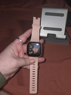 Fitbit Versa 2 + 15 watch bands + charging dock