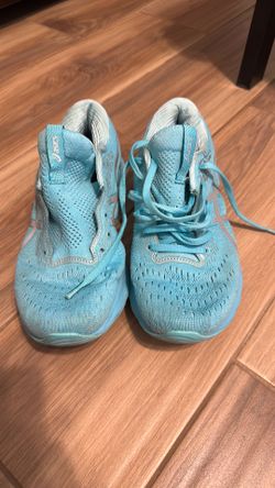 ASICS woman  tennis 8 1/2