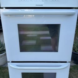 27” Frigidaire Double Wall Oven (Glass)