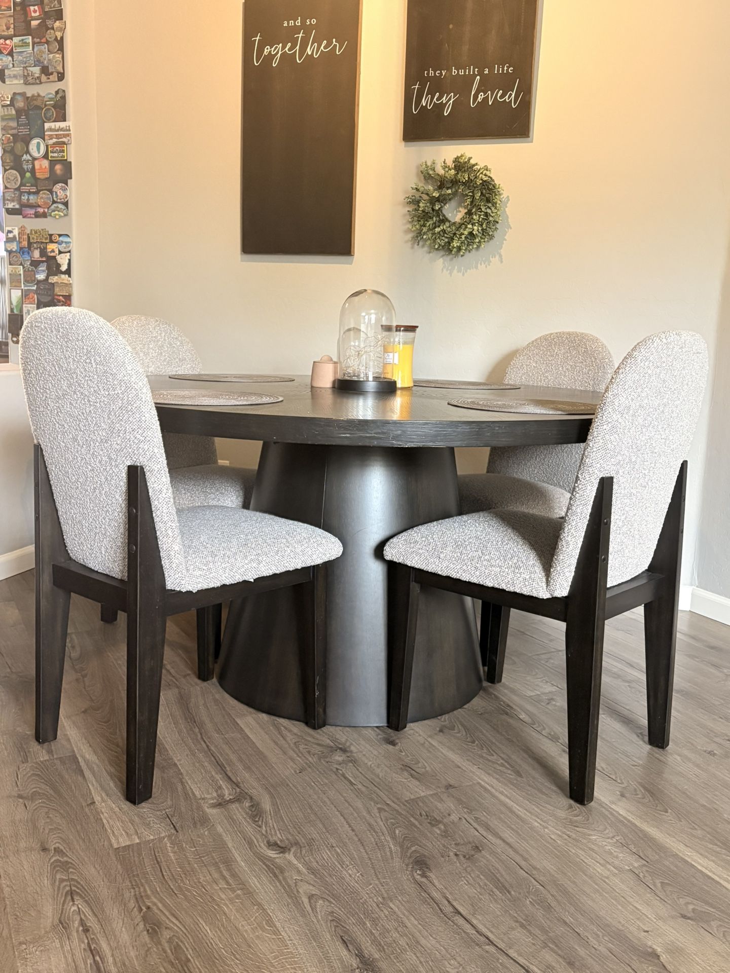 Like-new Kitchen table/ Chairs