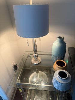 Rooms to go Contemporary Glass End Table, Lamp & 3-Piece Decorative Vase Set