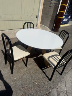 Round table with 4 chairs