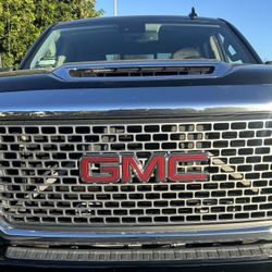 2017 GMC Denali 2500 OEM Grill