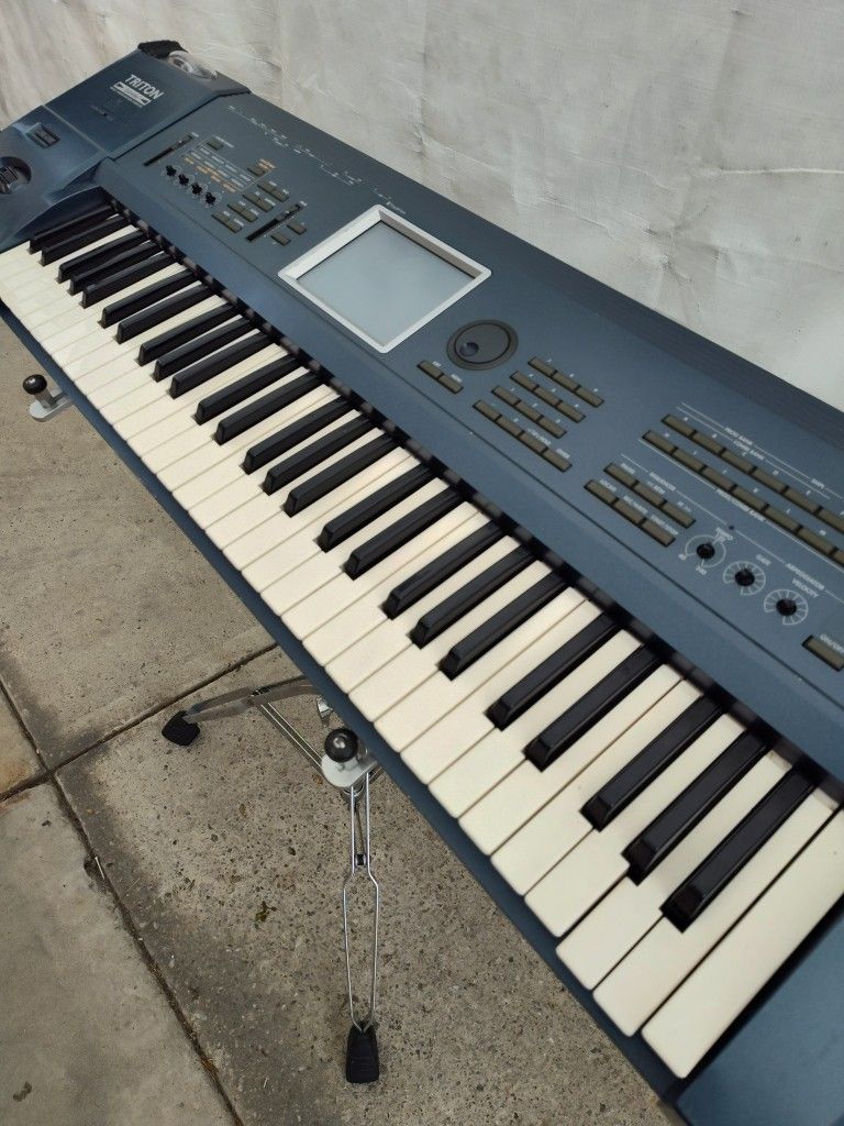 Korg Triton Extreme 61 Keys W Touch Screen Vintage All Original Keyboard