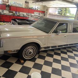 Lincoln Town Car Limo