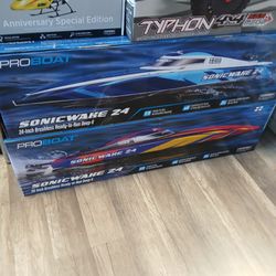 RC speed boat pro boat Sonic wake 24 including remote controller lithium battery and a charger