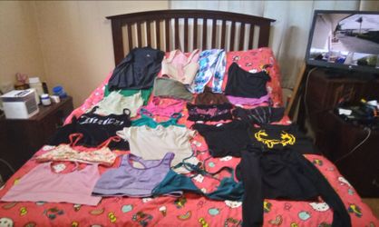 Women Sports Bra And Tank Tops size Small Medium Large Lot of 22 Pieces