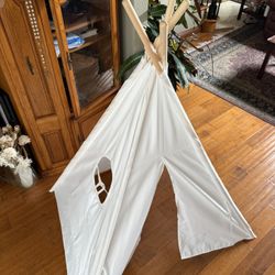 Children Tepee, Tent, Fort, In Like New Condition. 
