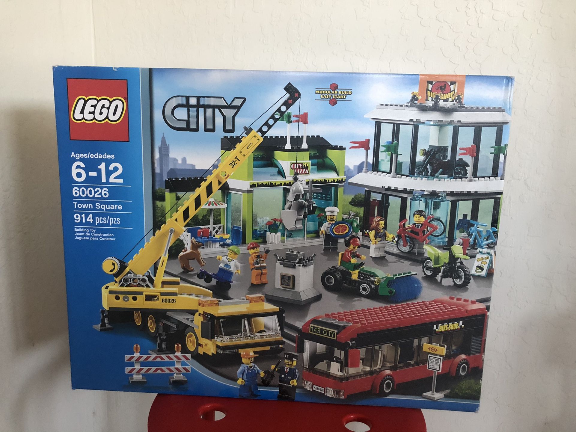 Lego City Set 60026-Town Square-BNIB