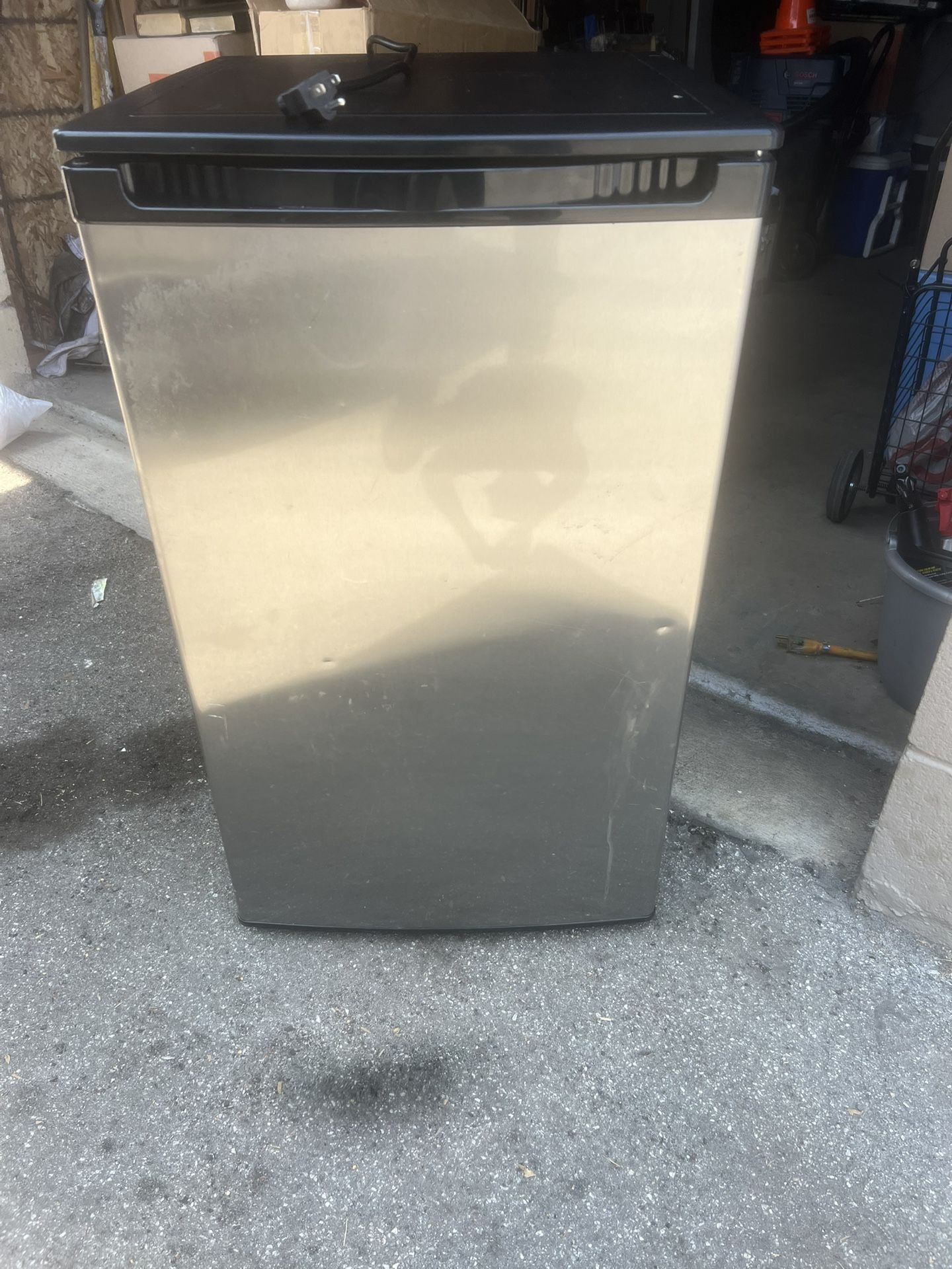 Magic Chef (mini fridge)