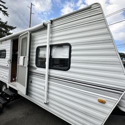 2004 Nash 26ft Slide Out Queen Bed Extra Clean