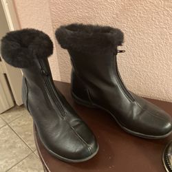 Flex Step Women’s Faux Fur Trim Boots. Size 8,5