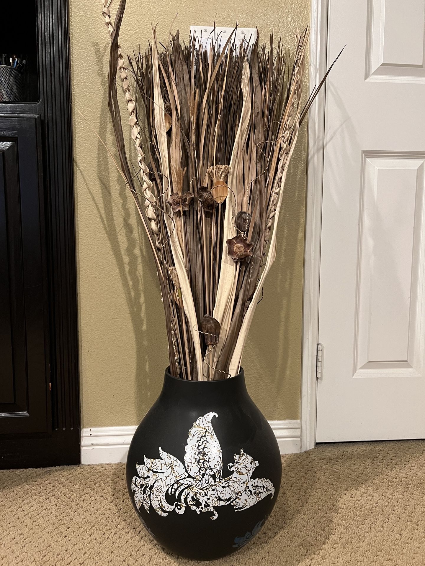 Home Decor Vase And Braided Straws