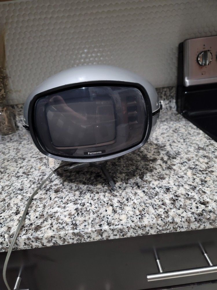 1972 Panasonic TR-005 TV
