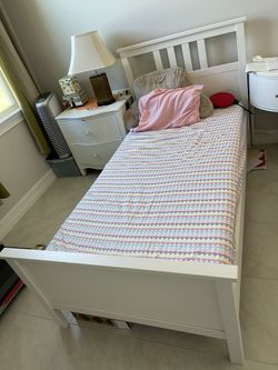 Twin Size Bed Frame, White. 