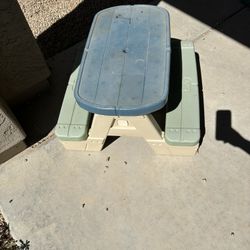 Kids Step 2 table