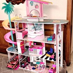 los house incluye todos los accesorios carro y muñequitas