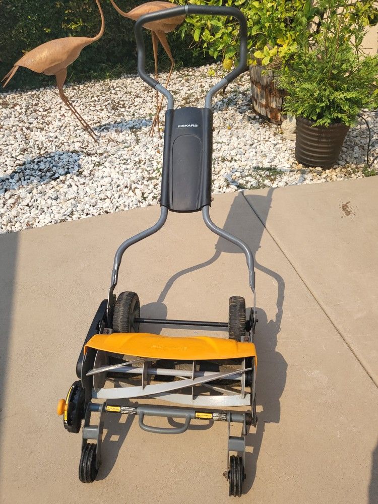 Fiskars Reel Lawn Mower