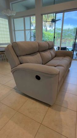 91” W MICROFIBER RECLINING SOFA – EXCELLENT CONDITION - delivery is negotiable
