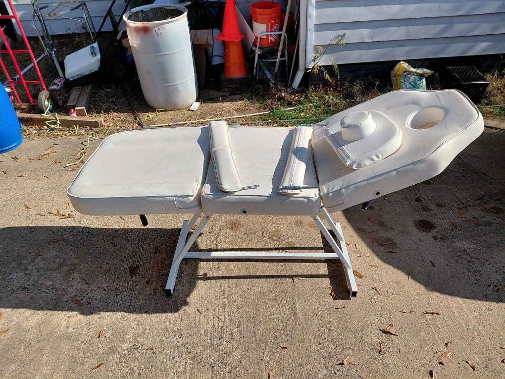 Commercial Massage Table – Adjustable, Clean, Heavy-Duty