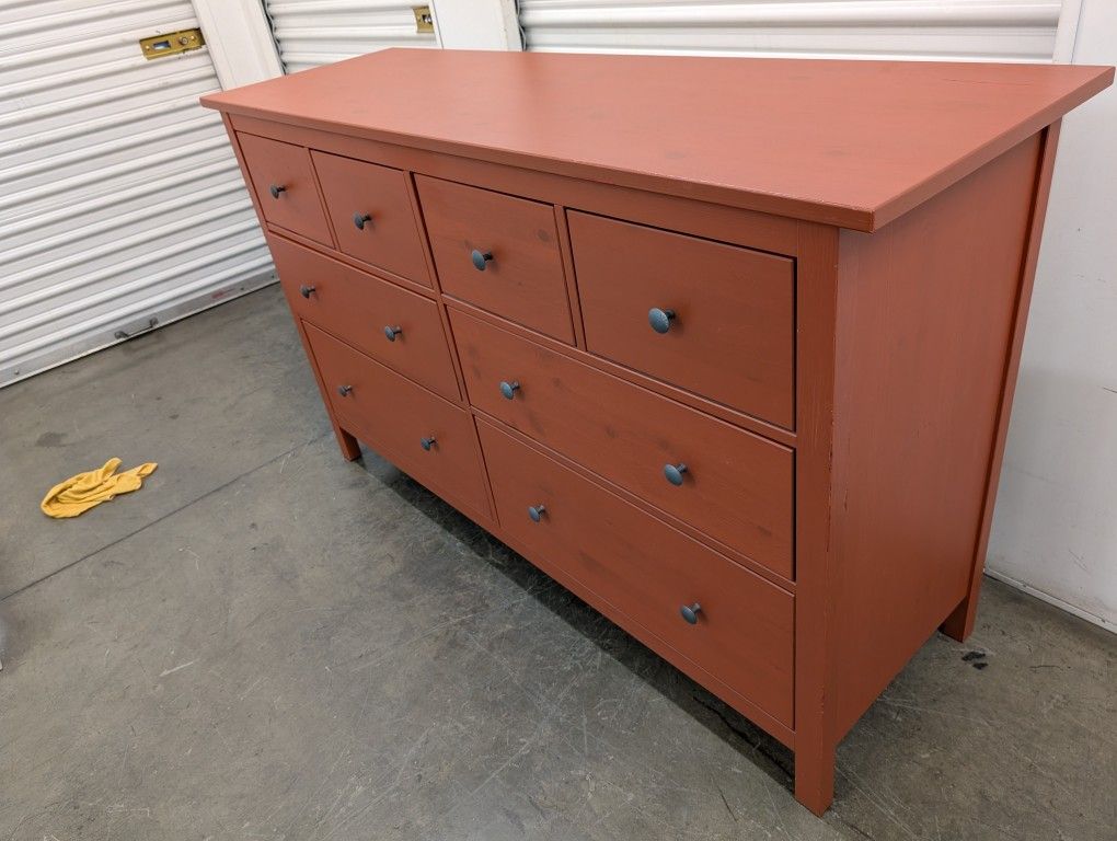 Dresser < 8 Drawers< Dresser