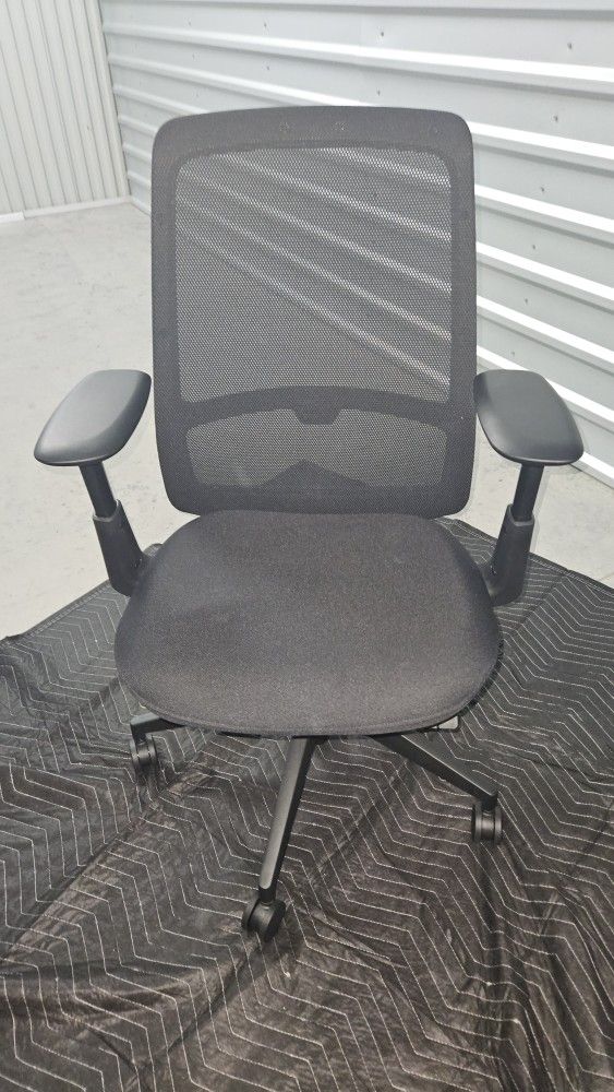 Soji Office Chair BP02756, Like New, Perfect Condition