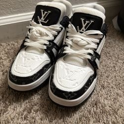 Louis Vuitton White/Black Low Top Sneakers Size 9.5