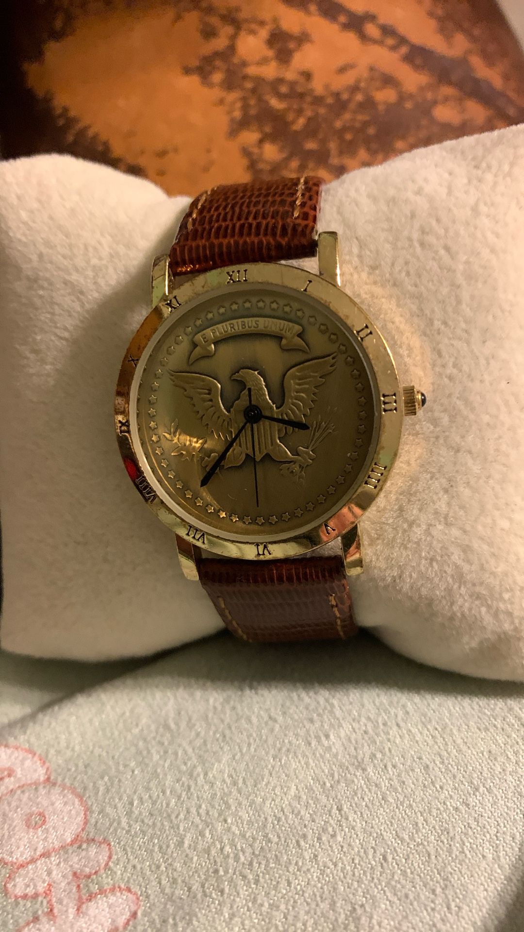 This is a vintage American Eagle coin watch featuring the "E Pluribus Unum" inscription and an eagle emblem on the dial. It has a gold