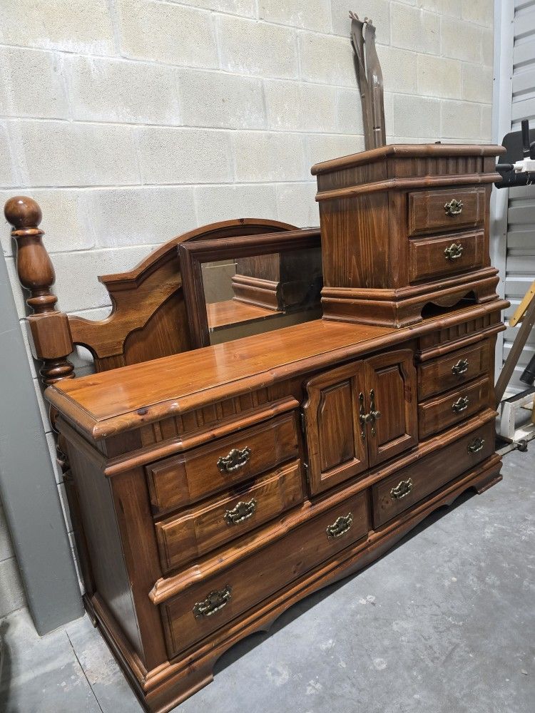 4 PC Queen/full Solid Wood Bedroom Set 