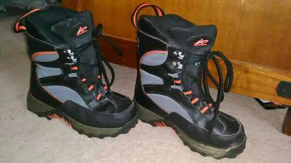 Boys winter boots size 4! Athletech brand!